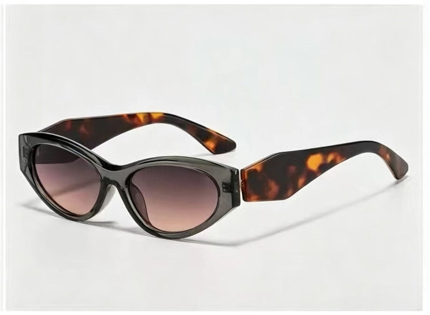 T588-1147 Sun blocking sunglasses with large frames are popular