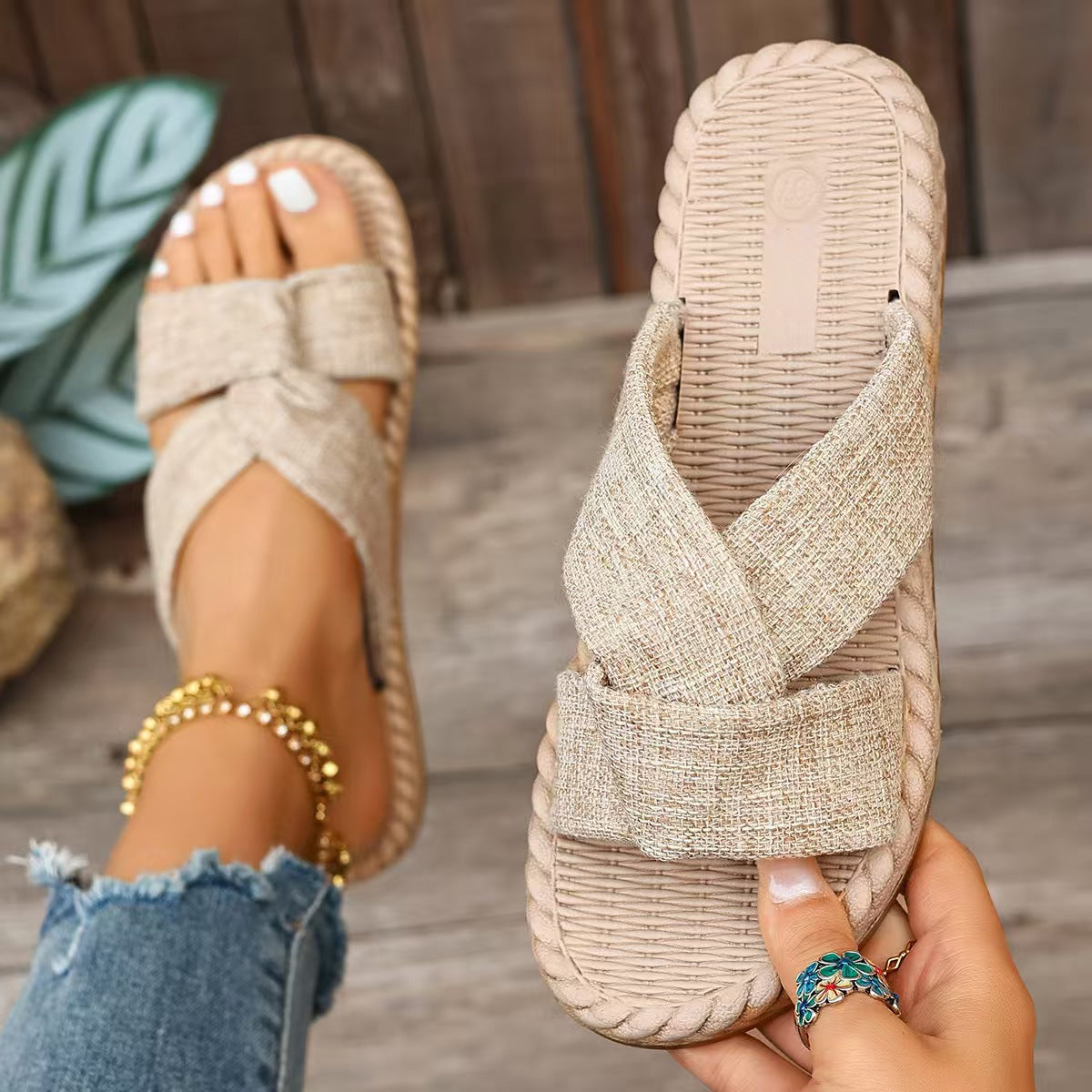 T588-1183 Cross and drag flat beach shoes on the outside
