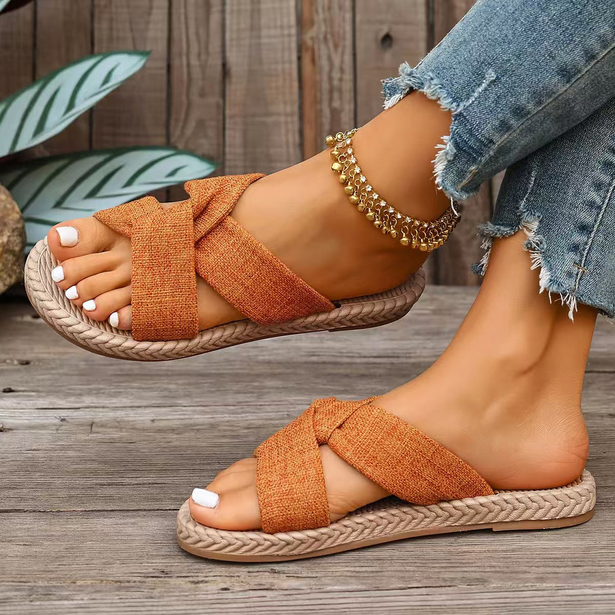 T588-1183 Cross and drag flat beach shoes on the outside