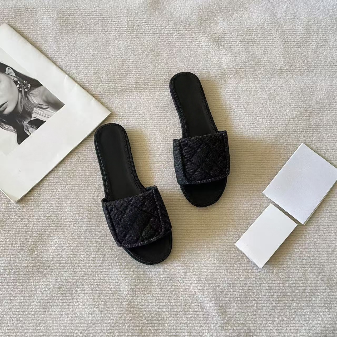 T588-1252 Flat bottomed slippers for casual wear with a straight drag