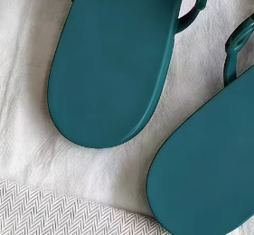 T588-1028  Beach flip flops for wearing flat sandals