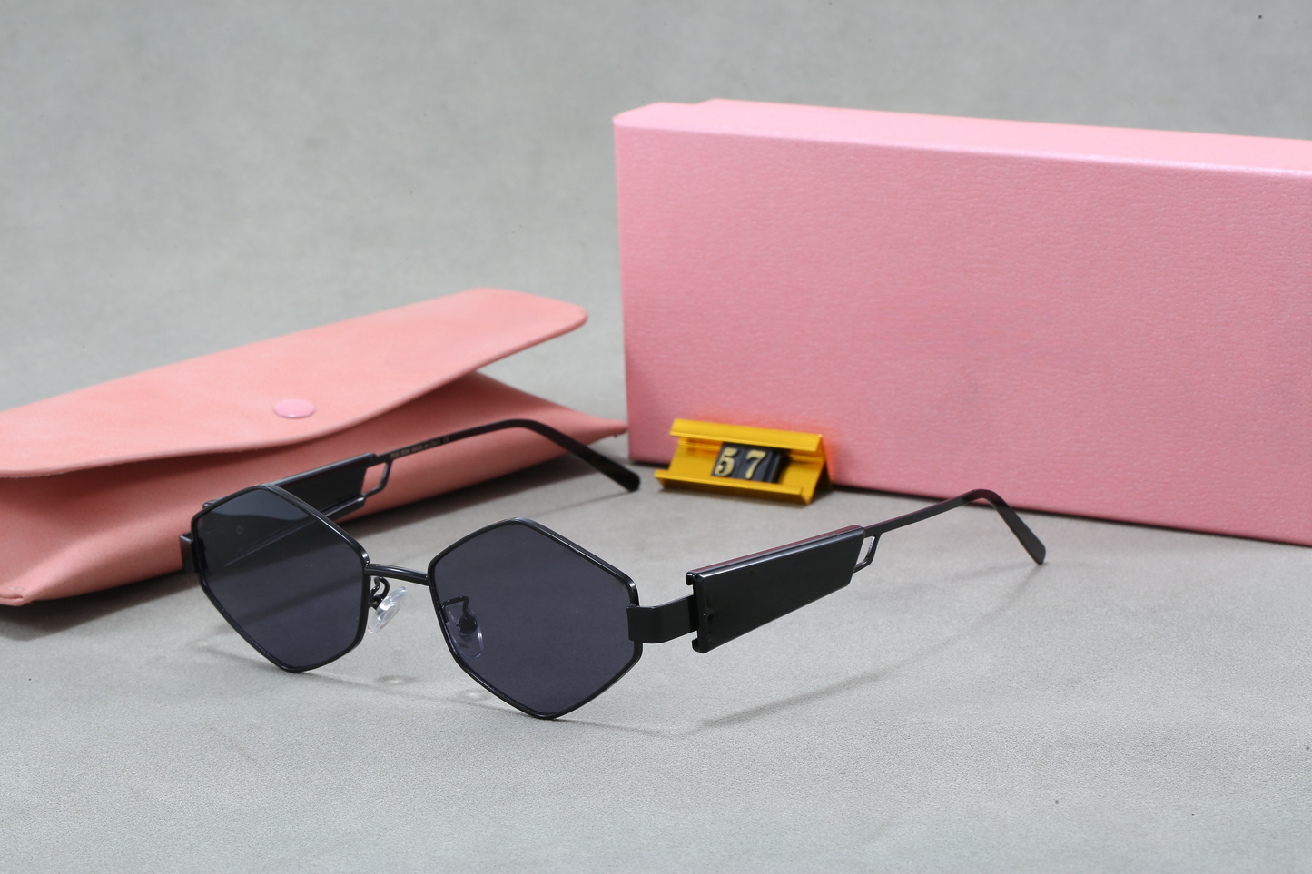T588-1253   Metal frame fashionable sunglasses with small frame
