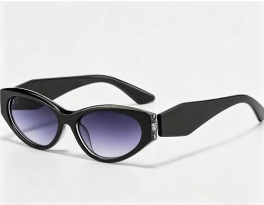 T588-1147 Sun blocking sunglasses with large frames are popular