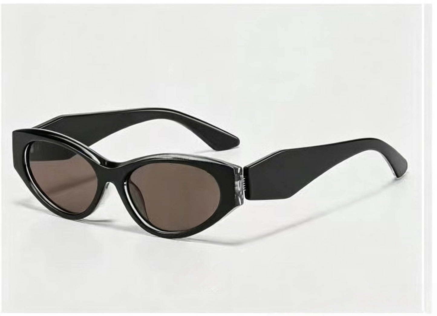 T588-1147 Sun blocking sunglasses with large frames are popular