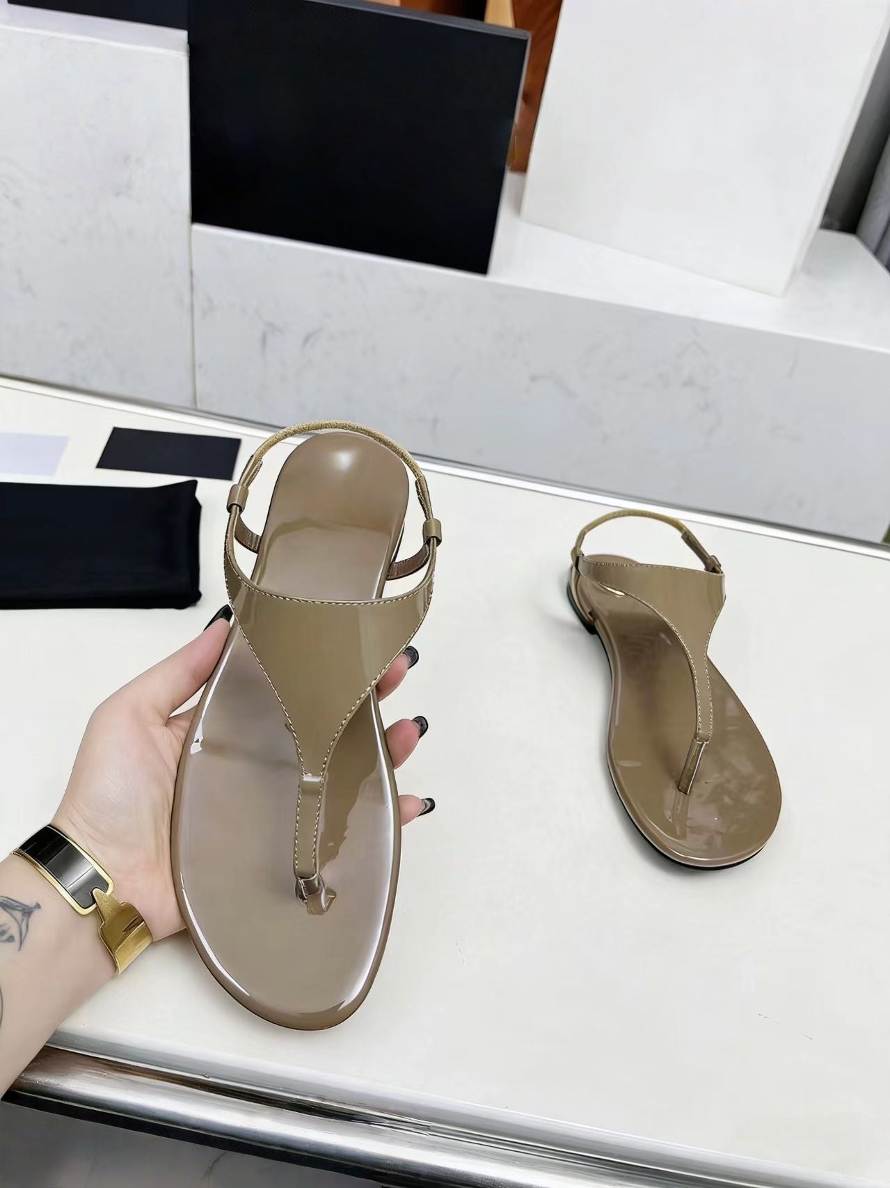 T588-1031    Ladies' sandals with flat bottoms for wearing outside