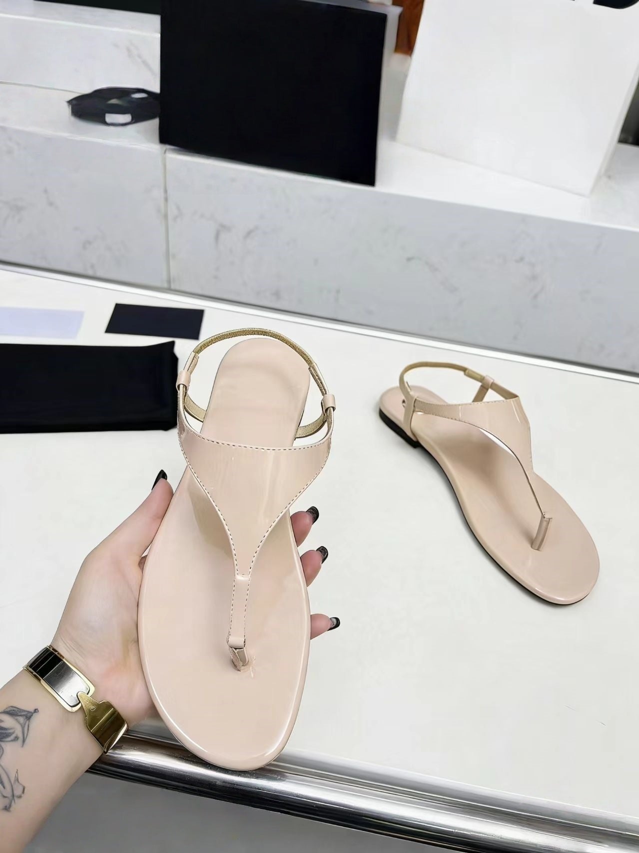 T588-1031    Ladies' sandals with flat bottoms for wearing outside